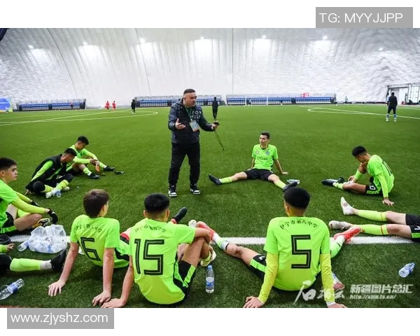 从绿茵场到聚光灯下足球明星经典动作手势的魅力解析 从绿茵场到聚光灯下足球明星经典动作手势的魅力解析