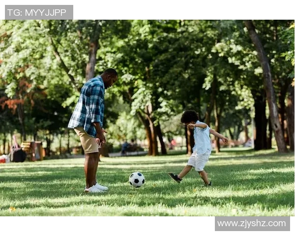 足球球星亲自辅导儿子训练 揭秘明星父亲如何传授足球技巧与人生智慧 足球球星亲自辅导儿子训练 揭秘明星父亲如何传授足球技巧与人生智慧